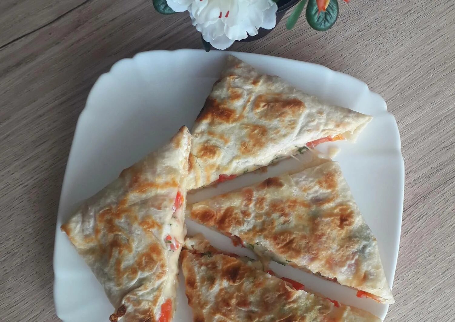 Конвертик из лаваша с колбасой и сыром. Армянский лаваш конвертики. конверты из лаваша. треугольники из лаваша. лаваш с брынзой.