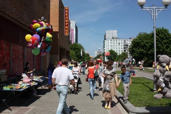 Волжский бульвар кинешма 2022. Праздник волжского бульвара кинешма. Главная улица берлина унтер ден линден. День бульвар. Праздник волжского бульвара кинешма.