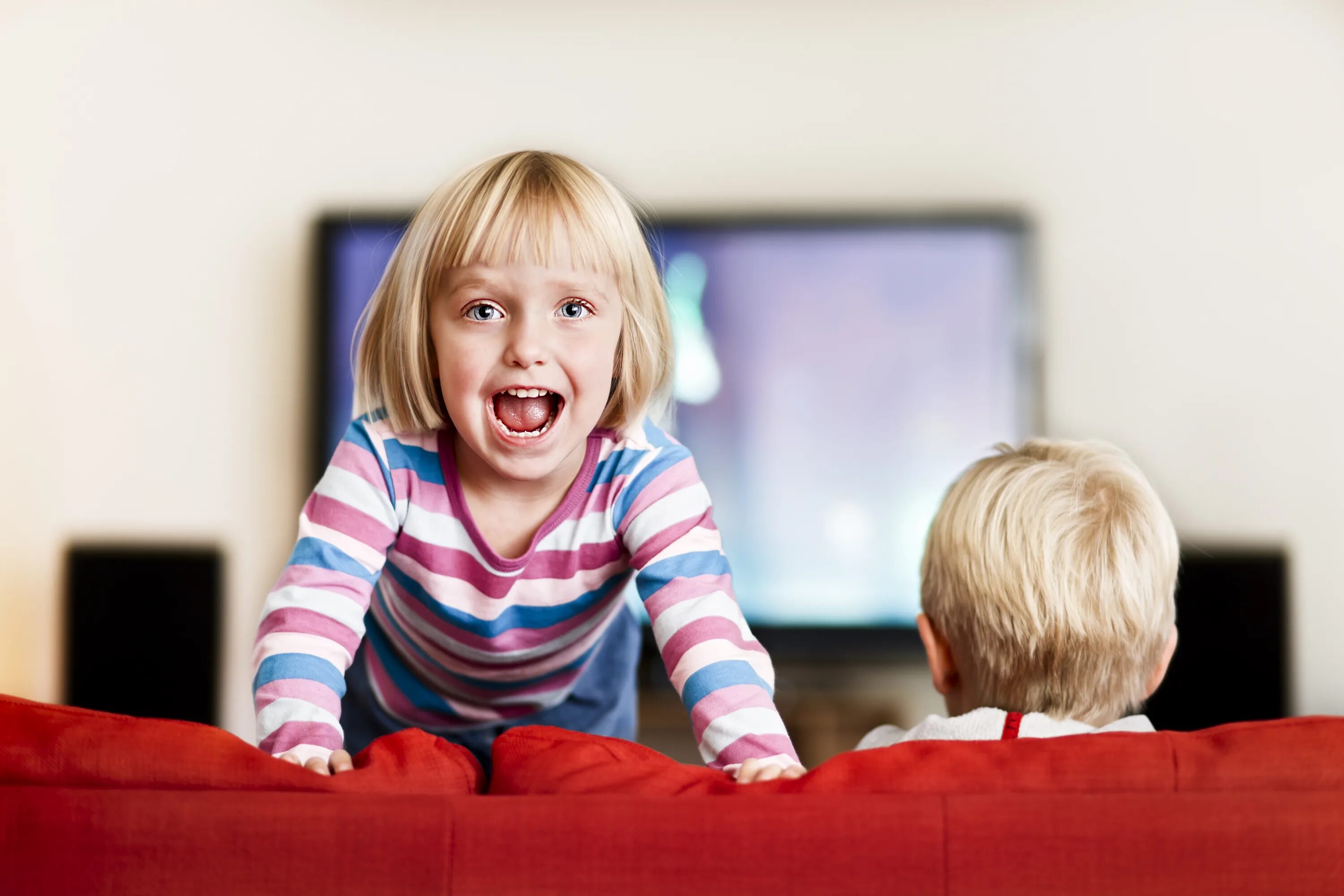 Kids watching tv. Телевизор для детей. Ребенок около телевизора. Малыш и телевизор.