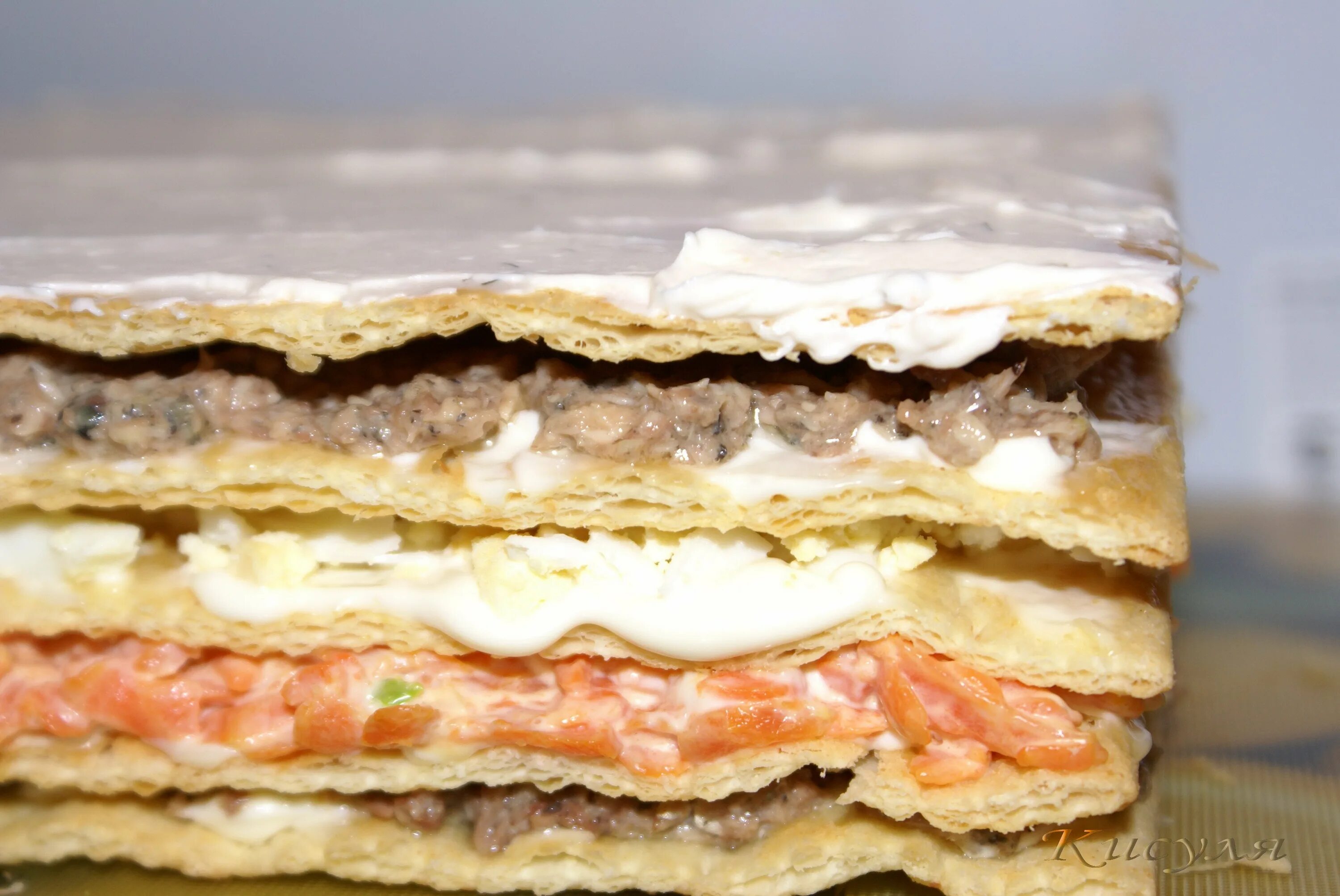 Салат закусочный наполеон с рыбной консервой. Закусочный торт наполеон с рыбной консервой. Закусочный торт наполеон с консервой. Коржи с консервами. Коржи с консервами.