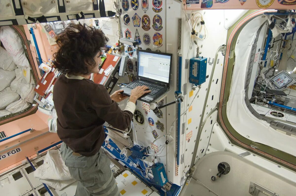 Фильм на мкс. Жизнь на мкс. На мкс есть интернет. На мкс есть интернет. Обед на мкс.