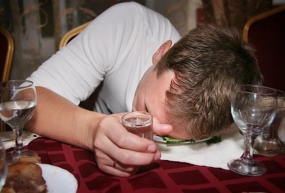 Человек с рюмкой. Отец рюмка. Застолье с водочкой. Отец рюмка. Пьющий мужчина.