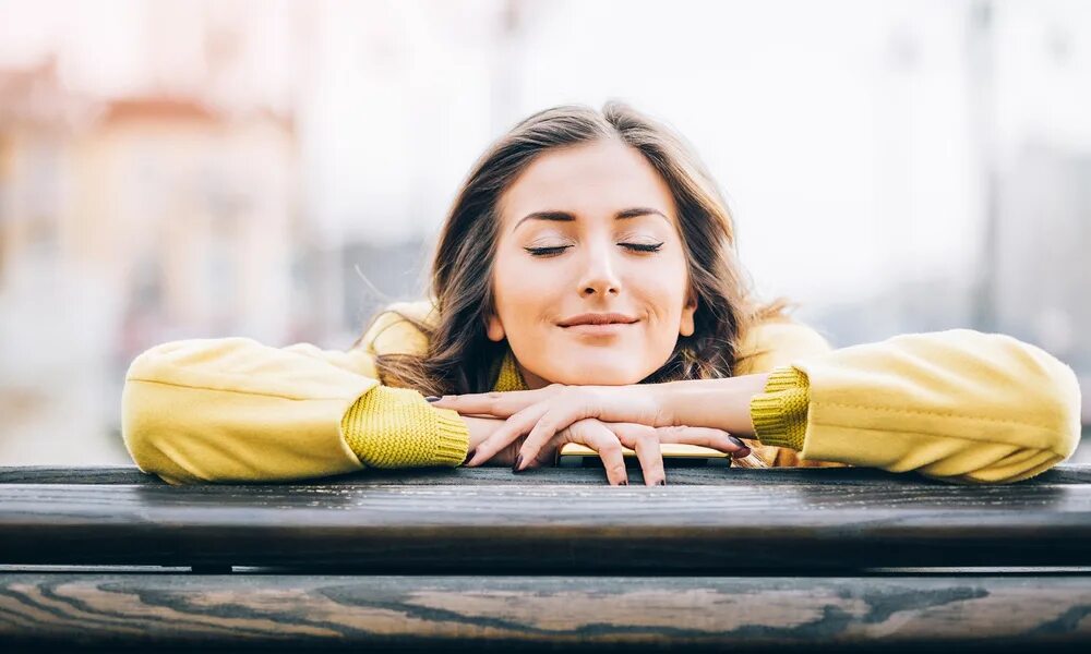 Довольное настроение. Радостная девочка. Радостная девушка. Поцелуй с улыбкой. Счастливая девушка.