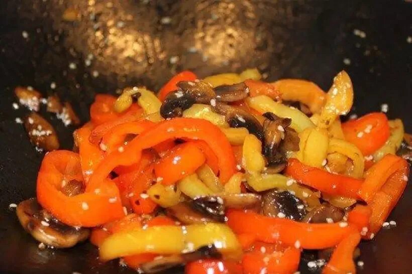 Грибы и перец. Салат с шампиньонами и болгарским перцем. Жареный перец с грибами. Жаркое с овощами. Грибы и перцы жареные.