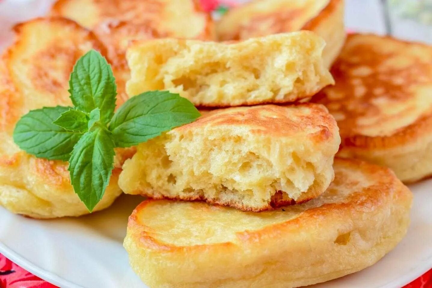 Рецепт оладушек дрожжевых на молоке. Рецепт оладушек дрожжевых на молоке. Оладьи дрожжевые пышные. Оладьи на дрожжах. Рецепт оладушек дрожжевых на молоке.