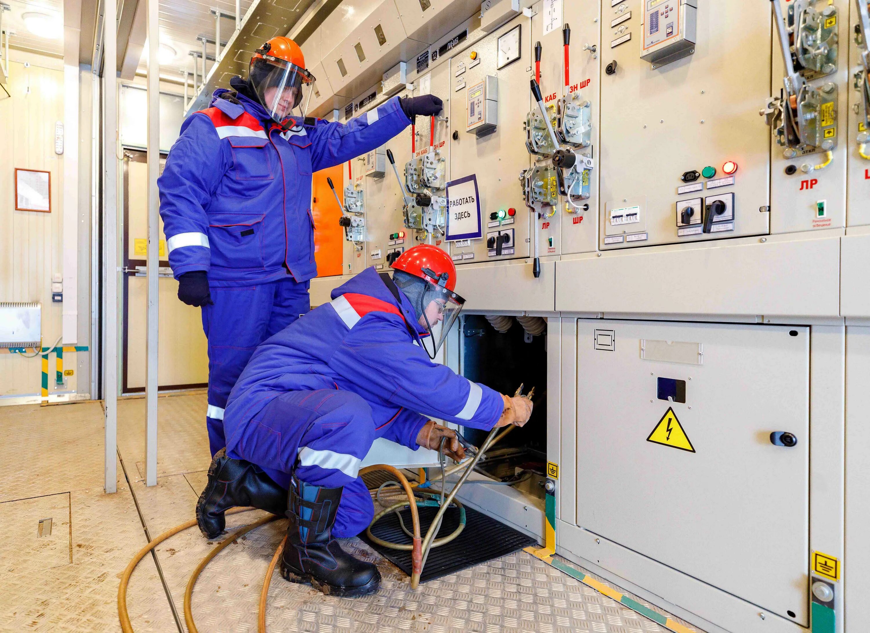 Производственно диспетчерская служба. Служба энерго. Тнс энерго кубань информирует. Электромонтер по ремонту оборудования. Сдс энерго междуреченск.