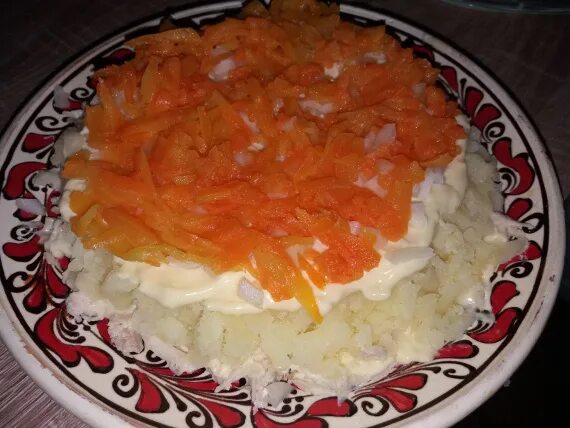 Сколько варить морковь для салата под шубой. Салат курица под шубой. курица под шубой в духовке. салат курица под шубой с чесноком. фото салата курица под шубой.