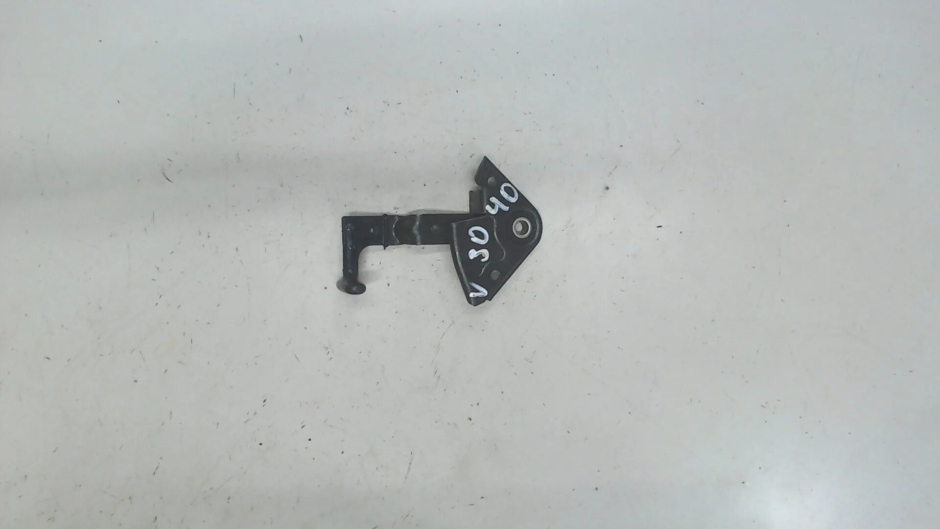 Ручка открытия капота audi a4 b6. Ручка капота ауди а4. Кронштейн открывания капота ауди а4 б8. Ручка открывания капота салонный ауди а4 б6. Ручка капота ауди а4.