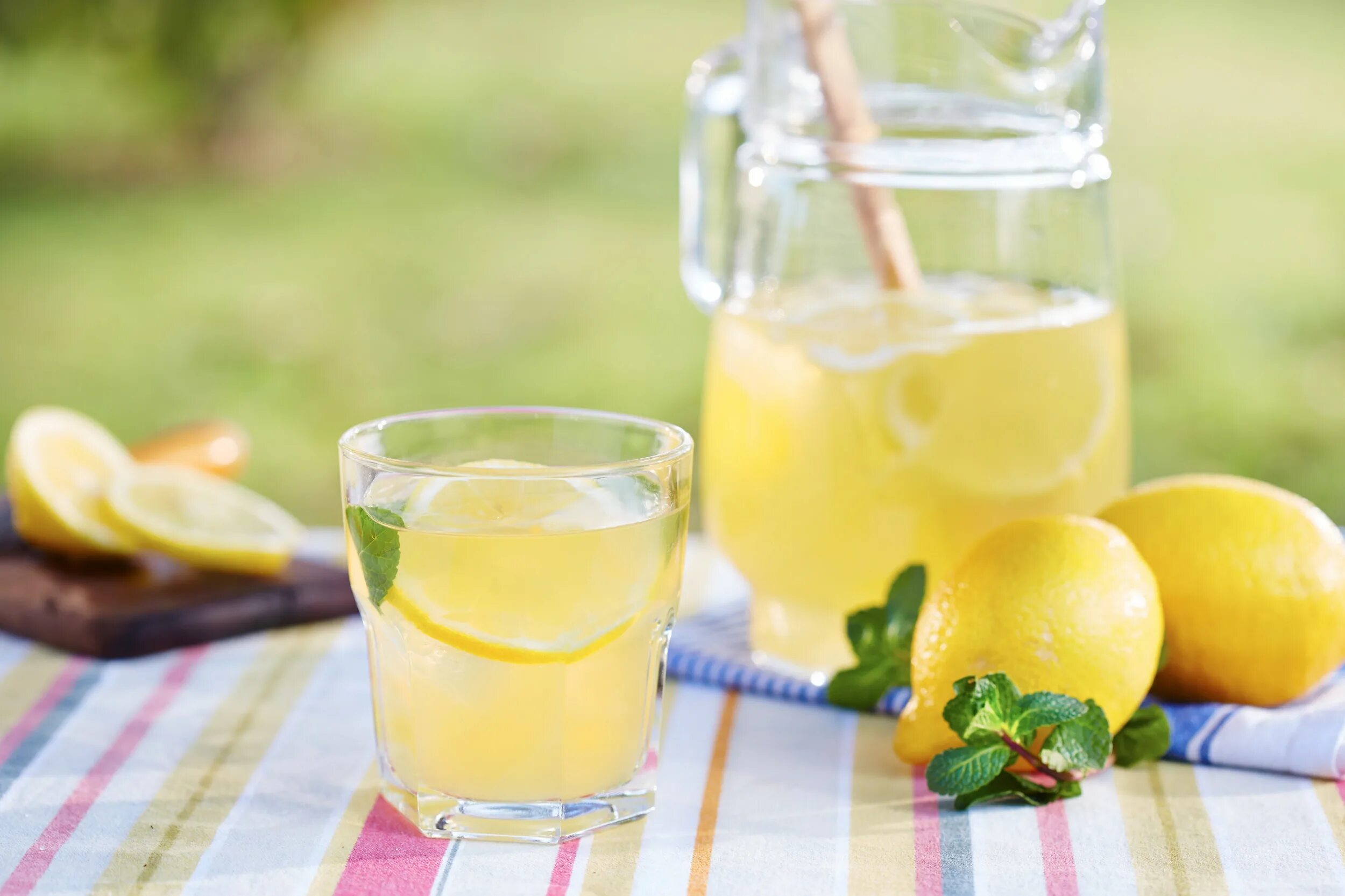 Вода с лимоном домашний рецепт. Limonata. Лимонный лимонад. Морс лимонный. Домашний лимонад.