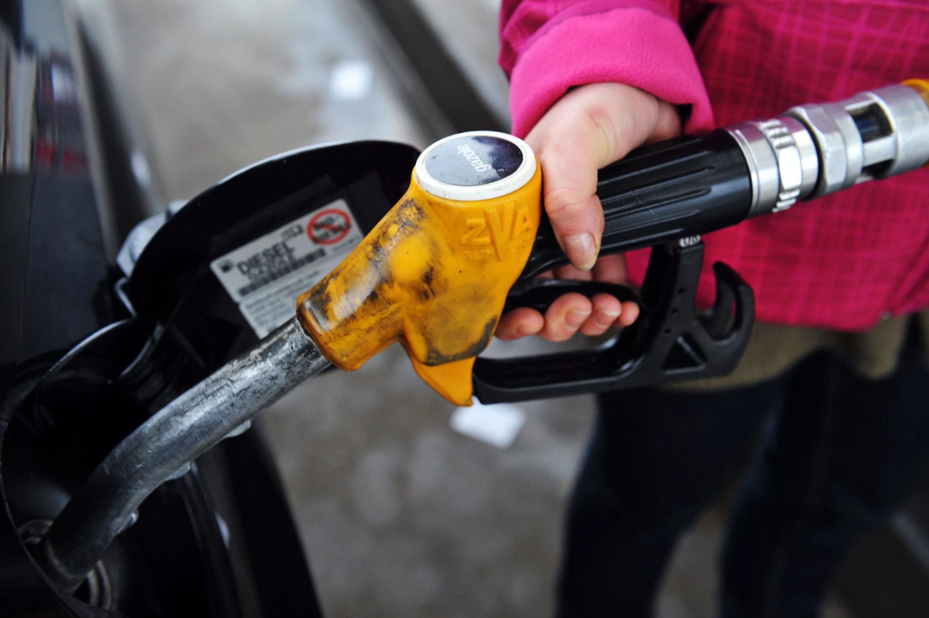 заправка машины. день бензина. топливо азс. азс карикатура. топливо разное.