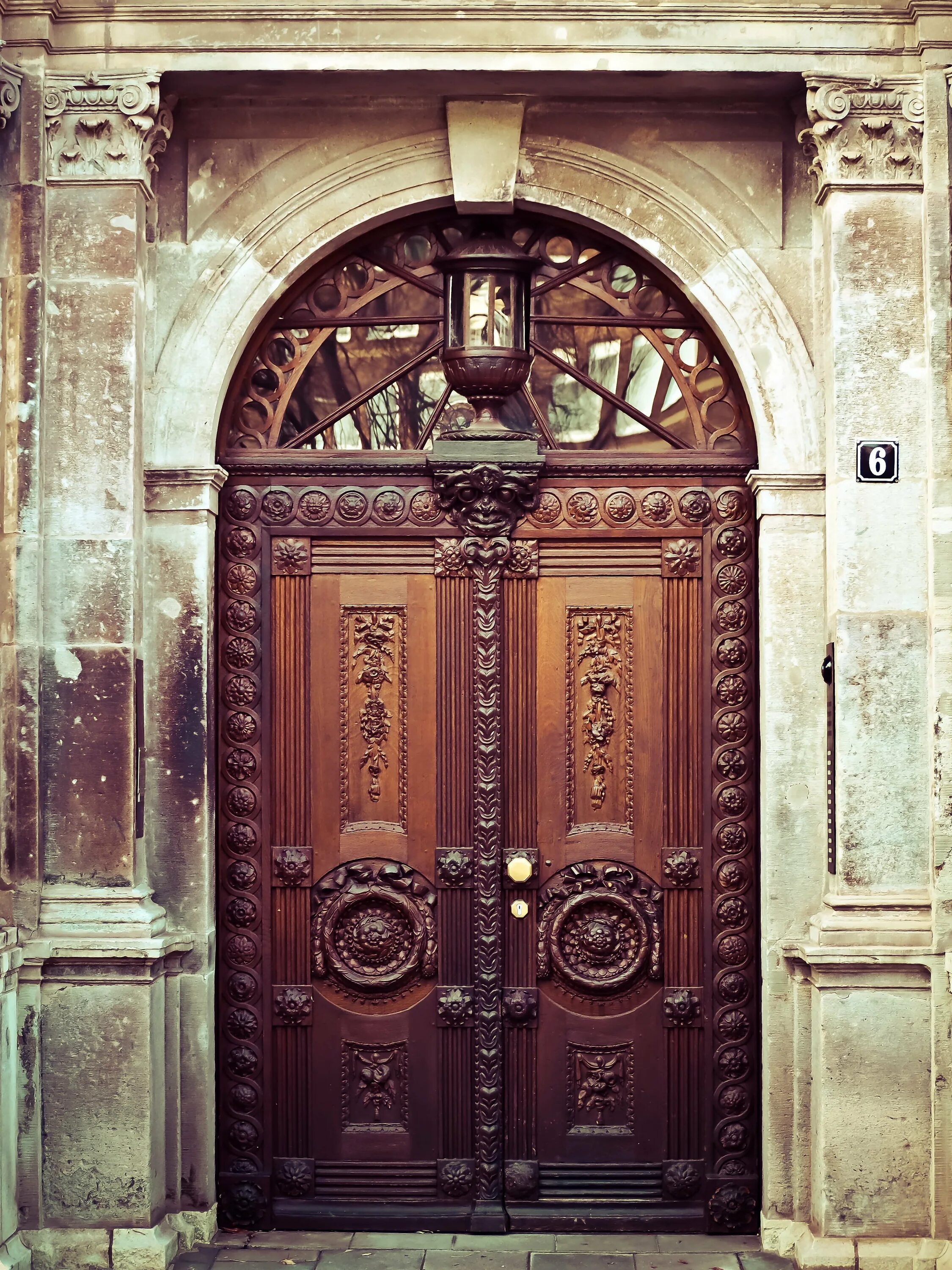 Царские двери. Старинная дверь. Красивые двери. Красивые старинные двери. Старинные входные двери.