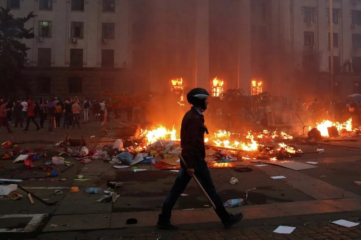 Одесский человек. Дом профсоюзов в Одессе 2 мая 2014. Одесса 2014 дом профсоюзов. Гончаренко Одесса 2 мая 2014г дом профсоюзов. Одесса 2 мая дом профсоюзов.