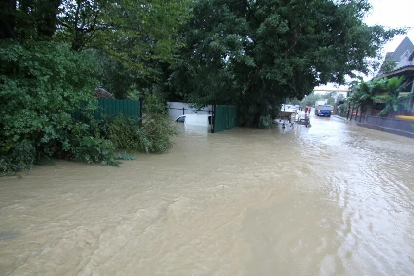 Сочи адлер потоп. Сочи, сейчас, дождь. Какие дожди в сочи. Непогода в сочи. Адлер сочи наводнение.