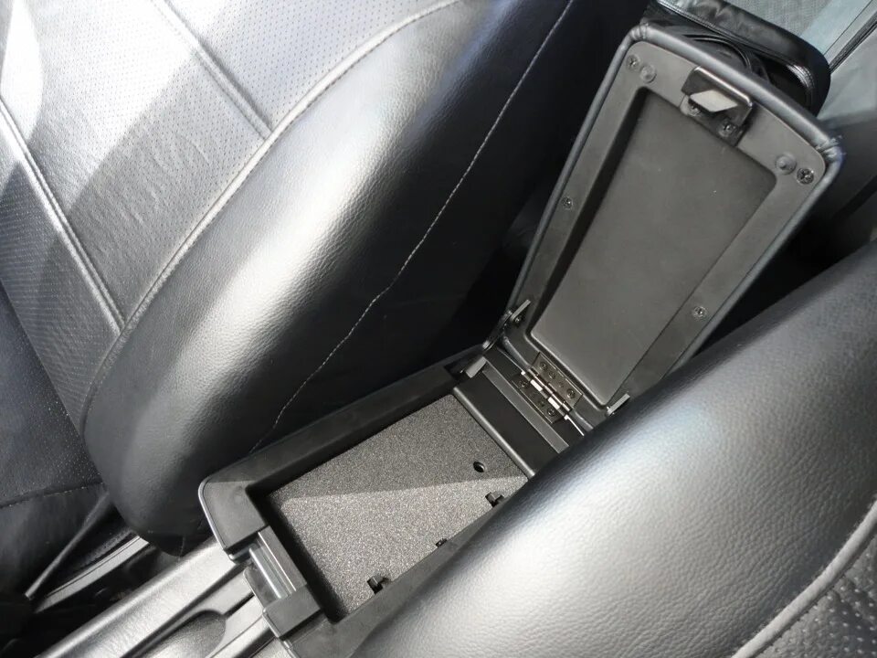 Новый двойной кожаный подлокотник! - Nissan Almera Classic (B10), 1,6 л, 2008 го