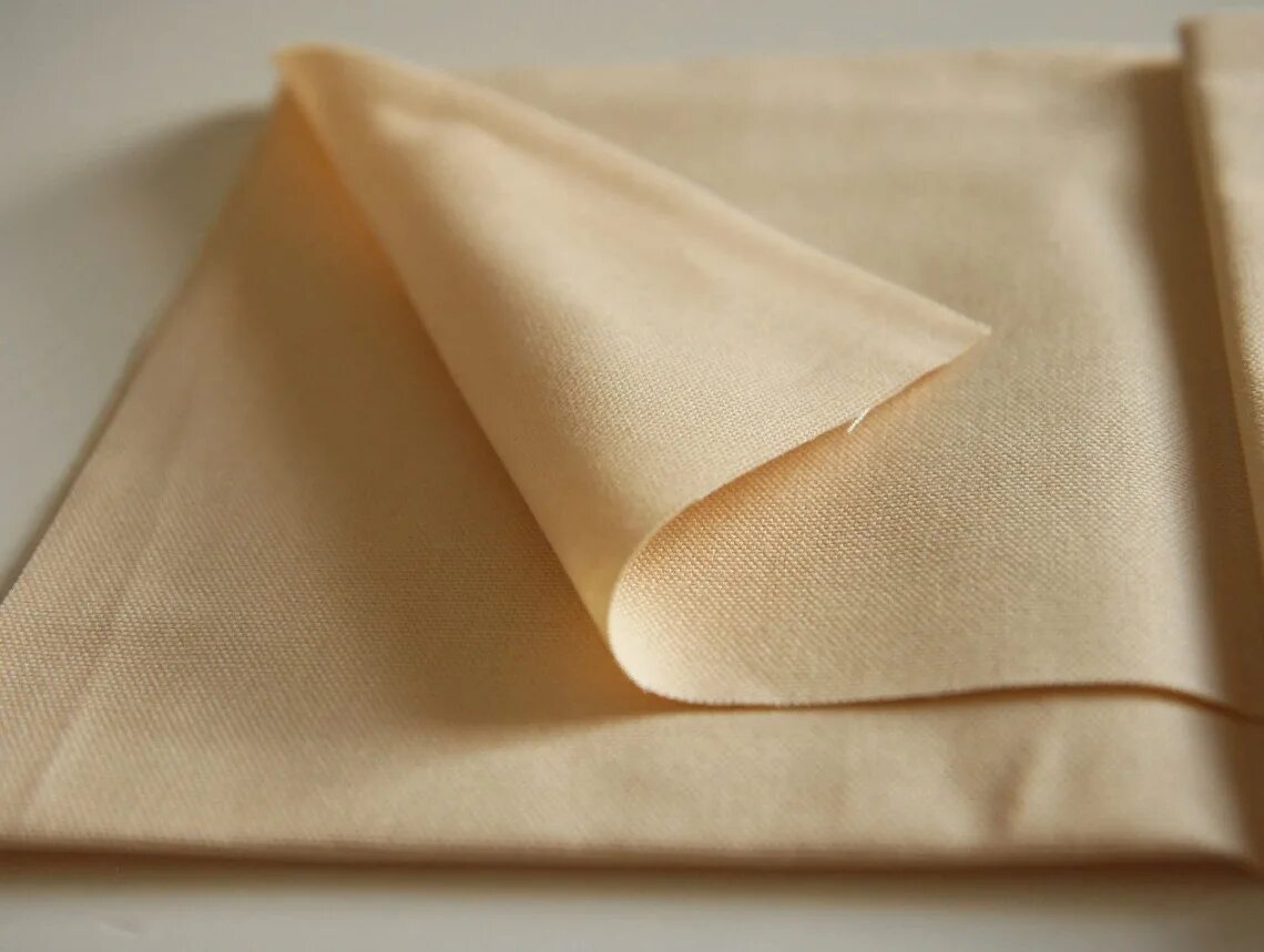 Костюмная ткань. Бордовый махровая ткань со спины. Белый старплатина. Алый цвет ткани. Джерси материал мнется.