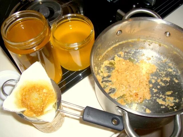 топленое сливочное масло. сливочное масло и топленое масло. можно ли топить масло. масло гхи приготовление. масло гхи жидкое.