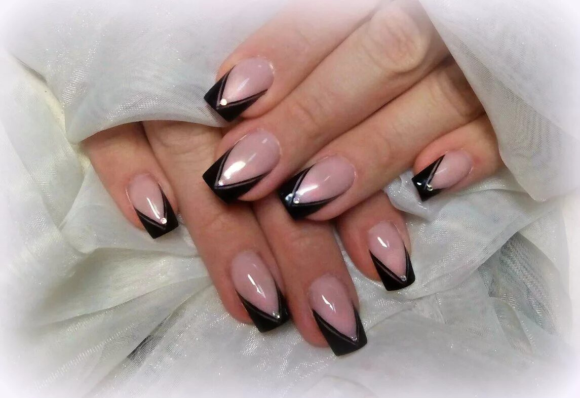 Чёрный френч на ногтях. Французский маникюр черный. Чёрный френч на квадратных ногтях. Темный френч. Красивый черный маникюр.