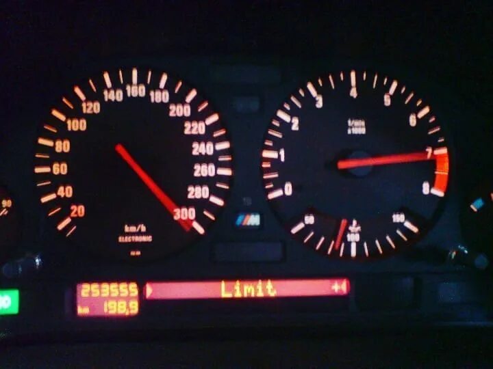 Максимальная скорость бмв е34. Спидометр бмв е34. Спидометр бмв 200 км. Бмв е60 200 км спидометр. Максимальная скорость бмв е34.