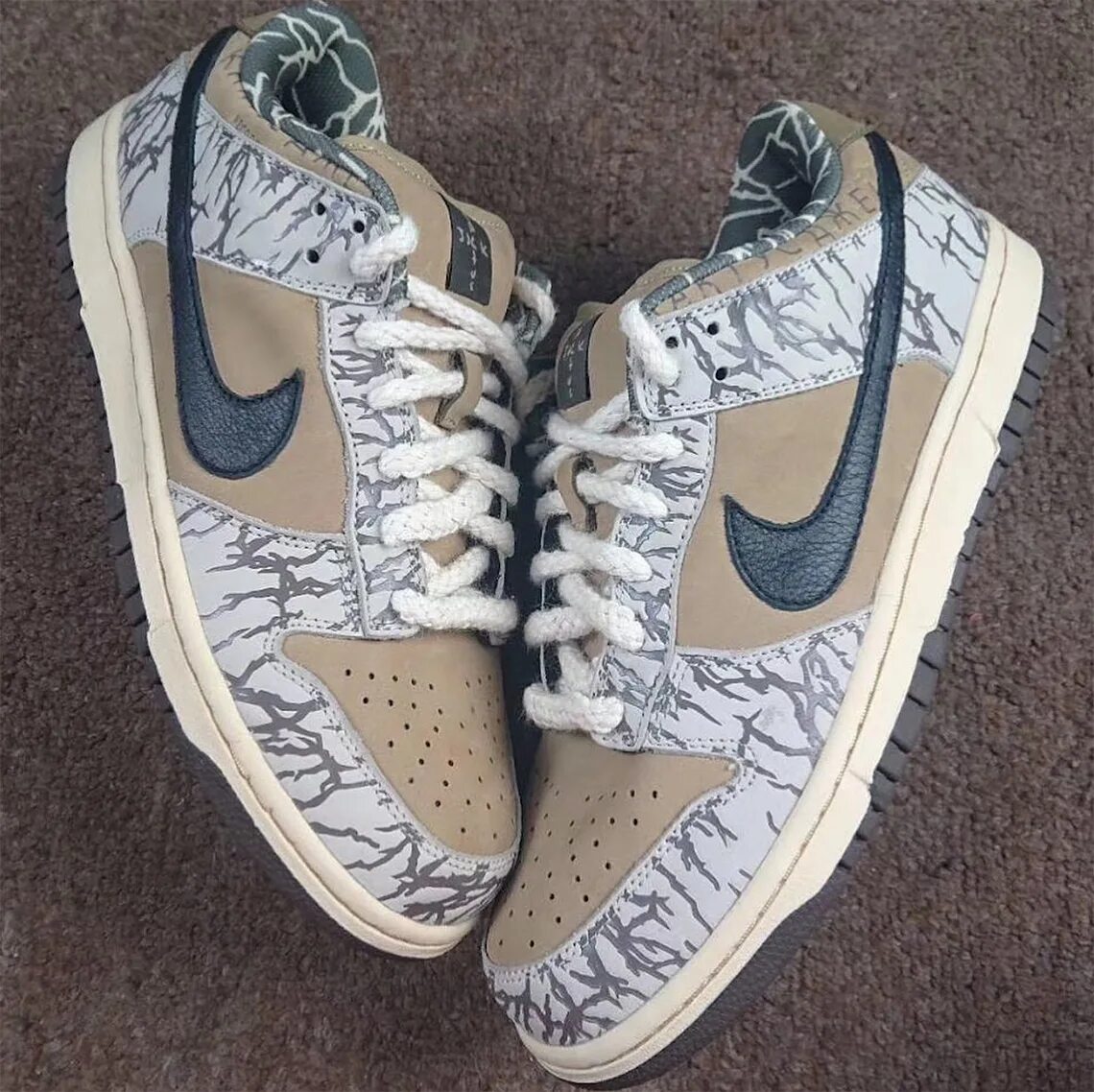 Найки тревисы скоты. Nike SB Dunk Travis Scott. Nike Dunk Travis Scott. Кроссовки Nike Dunk Low Travis Scott. Nike SB Dunk x Travis Scott.