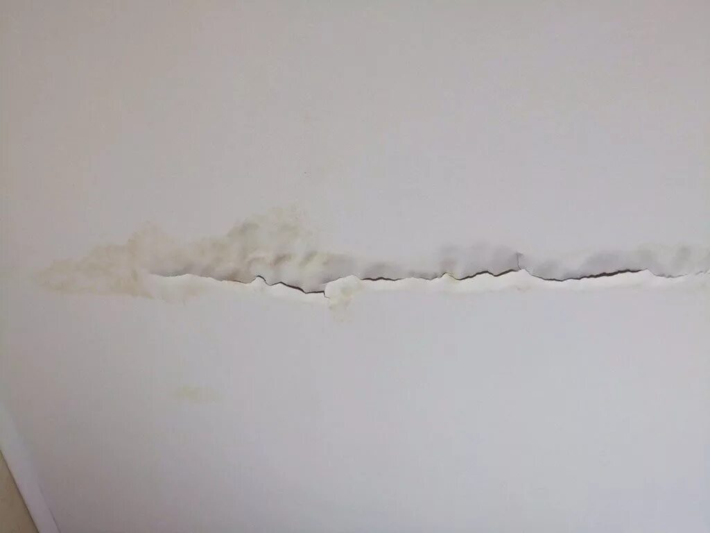 Квартира трещины. Трещины на потолке. Трещины на гипсокартонном потолке. Микротрещины на потолке. Трещины на потолке из гипсокартона.