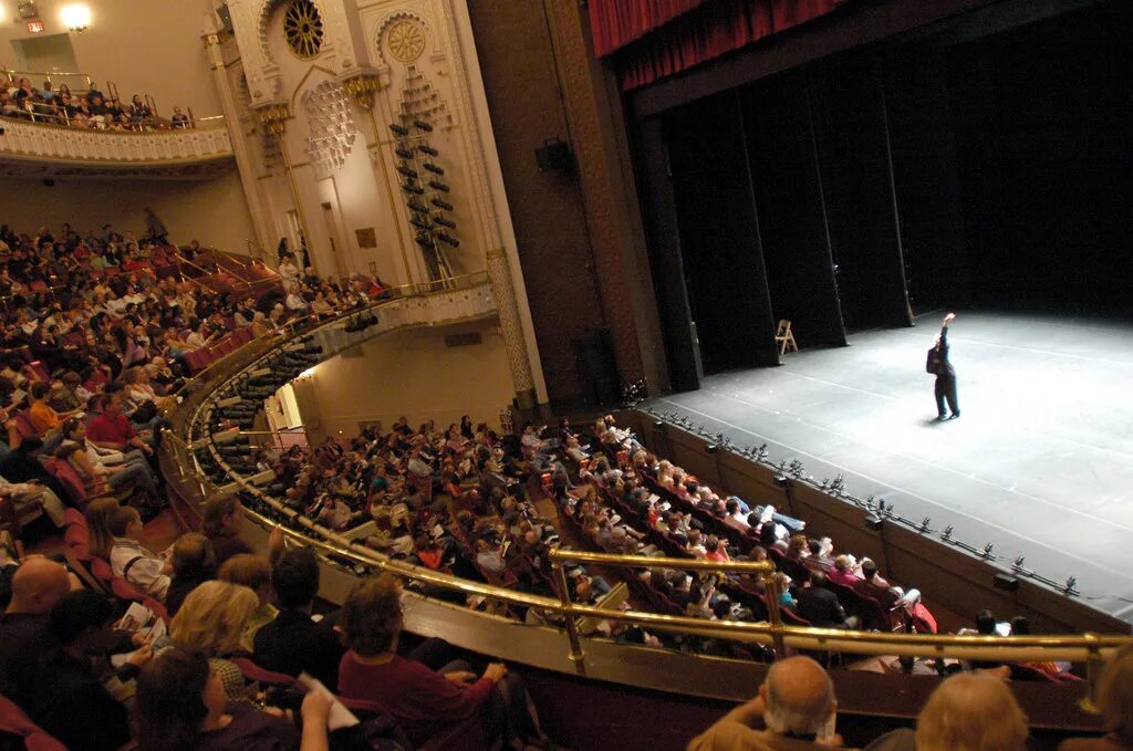 Theater go. Театр to go. театр с атриумом. go to the theater. линкольн-центр театр дэвида коха интерьеры.