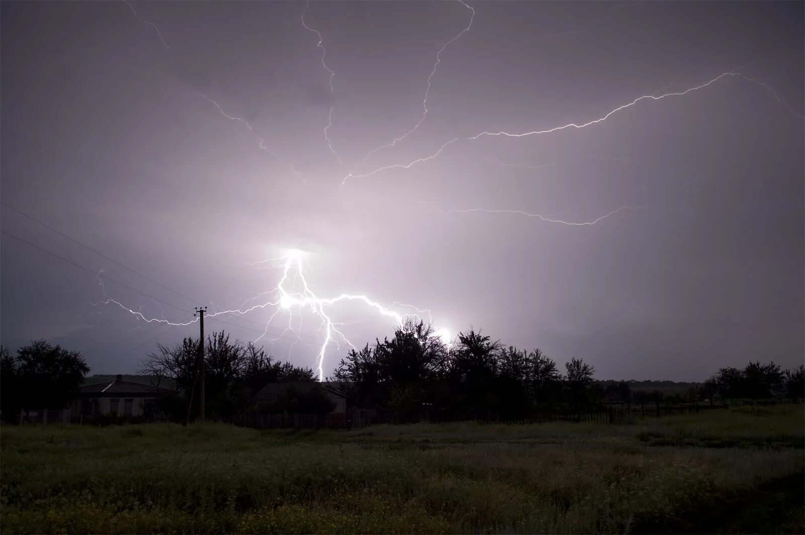 на часах 23:00 ночи. 2эс6 ночью с далека. июньские светлые ночи. июнь ночь. ночная гроза.
