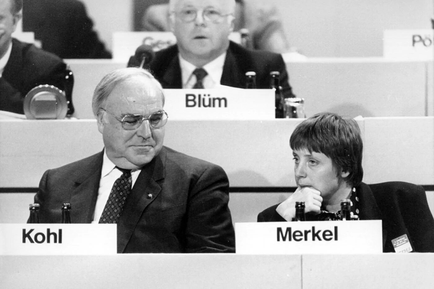 Канцлер Германии 1991 года. Гельмут коль и ангела Меркель. Меркель и коль 1991. Германия 1991 Меркель.