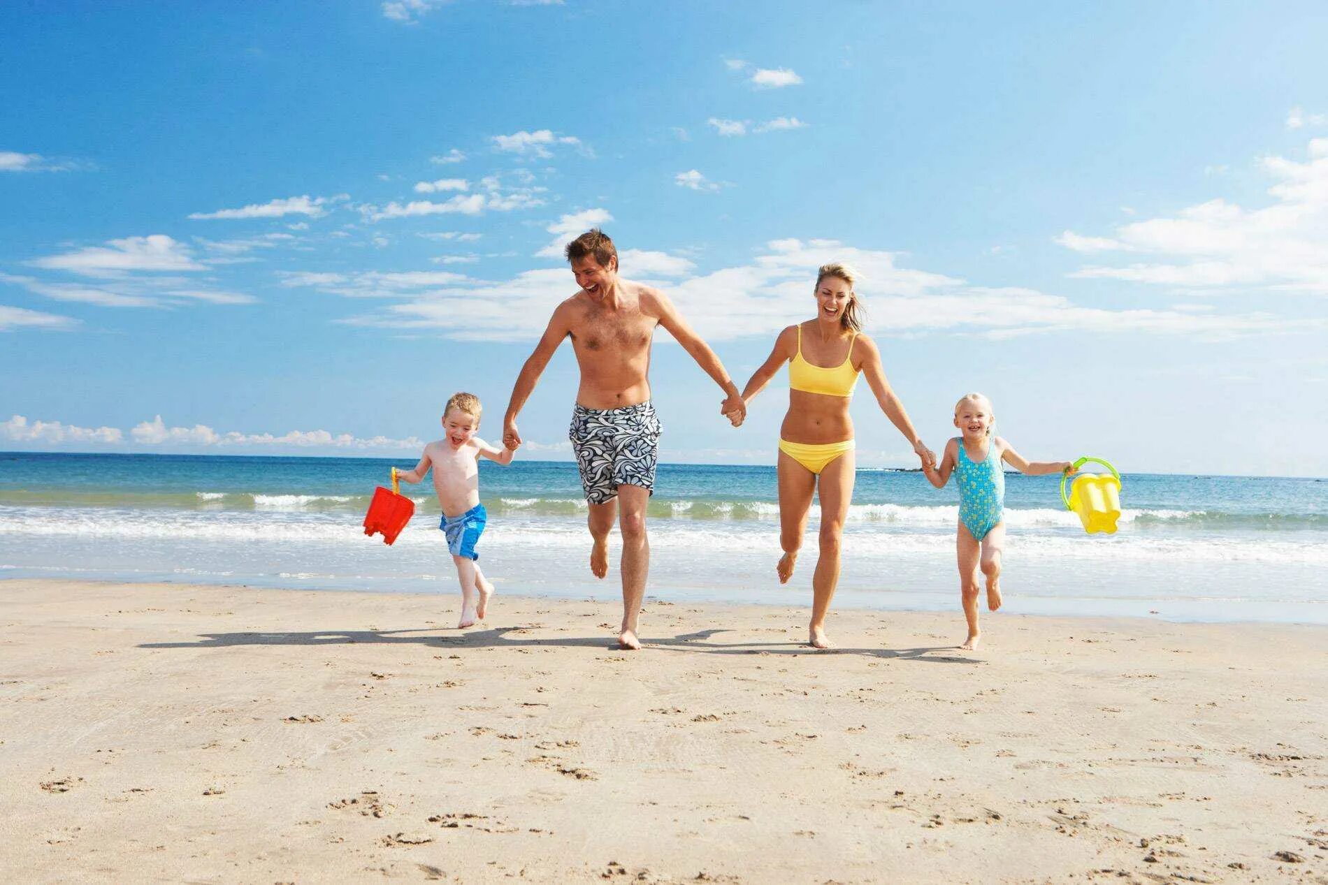 Holiday vacation. Семья на пляже. Счастливая семья на море. Дети на море. Лето дети море.