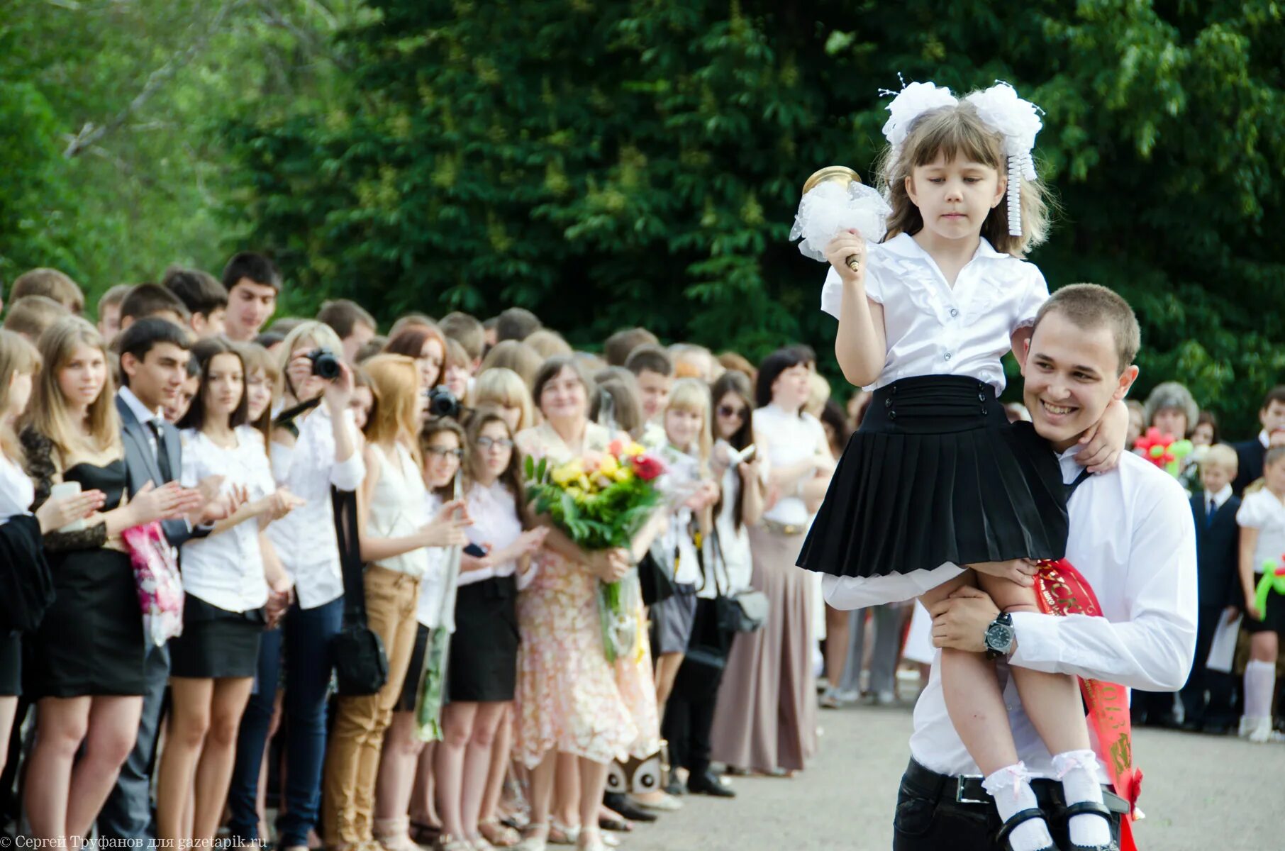 11 класс первый звонок. Школа 14 Каменск-Шахтинский. Первоклассница последний звонок. Первый звонок. Последний первый звонок.