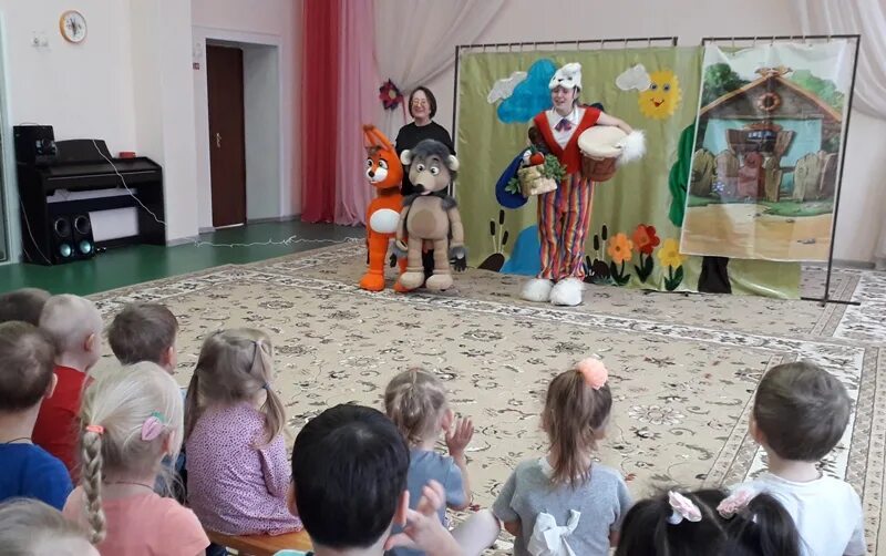 аниматоры астрахань. дети в детском саду смотрят приезжий театр. театр в детском саду приехал. театр приехал в детский сад. мюзикл для детей.