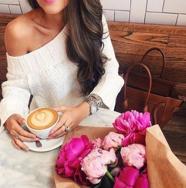 Девушка кофе цветы. Красивая девушка с кофе. Брюнетка с кофе. Девушка с кофе и цветами. Женщина должно быть всегда красивые