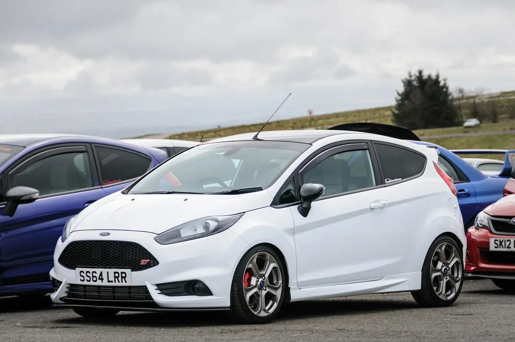 Frozen white. Форд Фиеста ГТ белая. Fiesta St 2014 JDM. Ford Fiesta St фото 2015. Ford Australia f1 Frozen White.