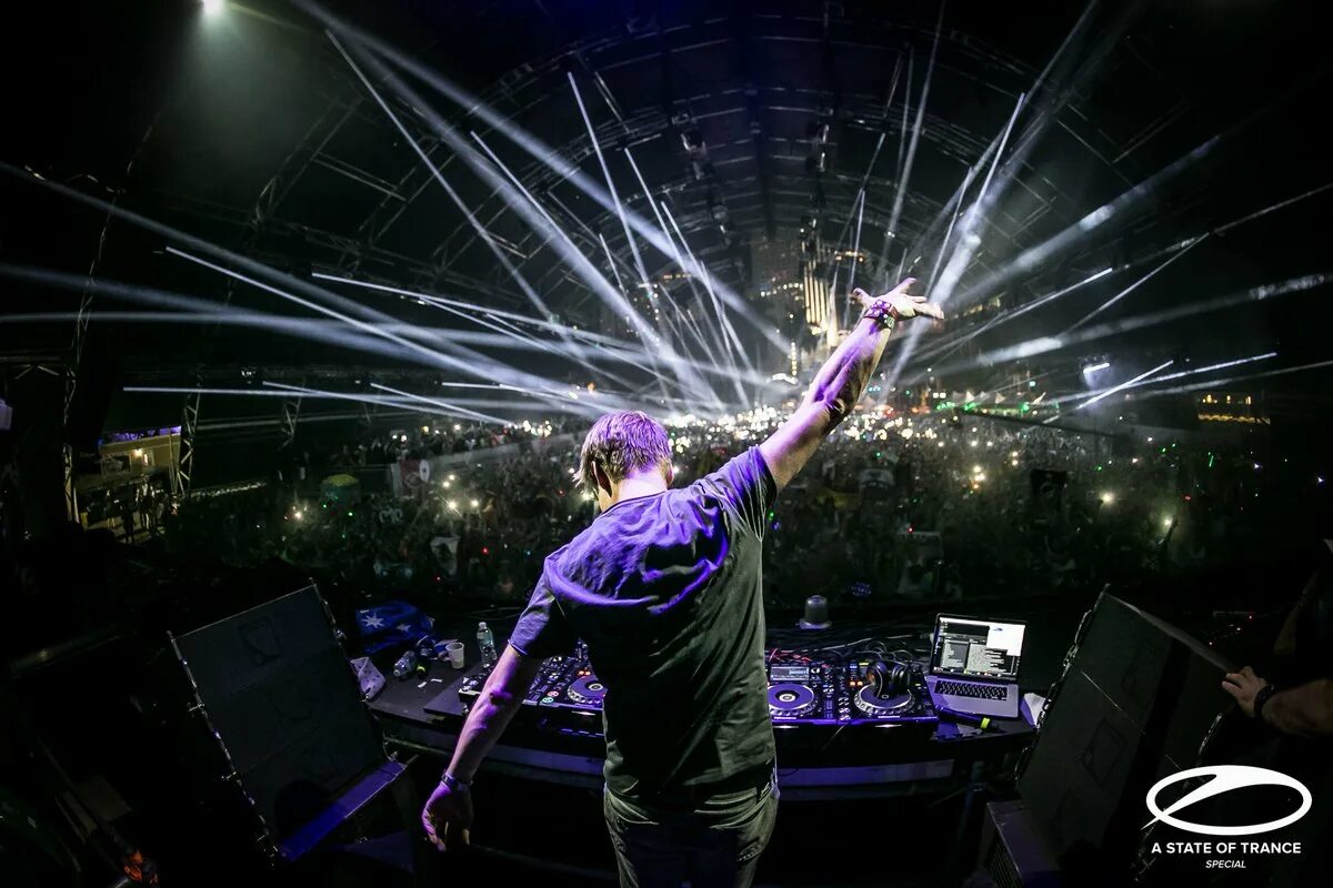 Диджей выступающий. Диджей за пультом. Диджей на фестивале. Выступление диджея. Dj сцена.