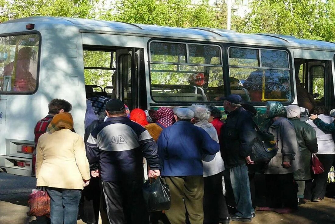 Автобус первая мая. Дачный автобус. Люди в автобусе. Автобус ПАЗ дачный. Дачники в автобусе.