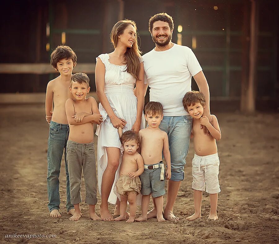 фотосессия семейной пары в студии. семья в бане. портретная съемка семьи. фотограф джейд билл breastfeeding. оголенные семьи.