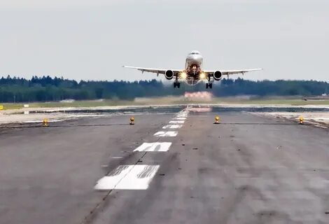 Самолет садится на взлетную полосу