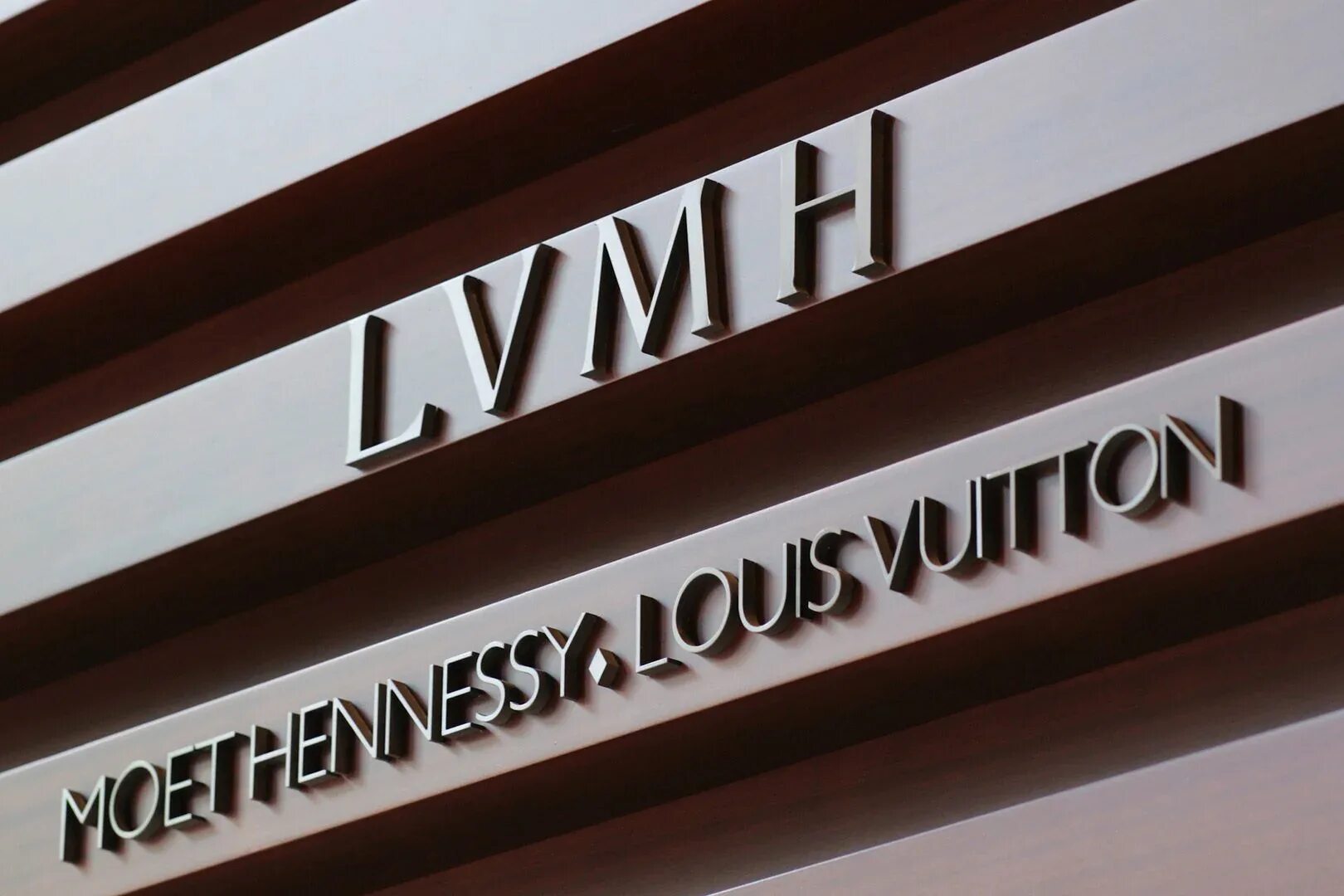 Lvmh moet hennessy louis vuitton se. Lvmh логотип. Lvmh moët hennessy louis vuitton se. Louis vuitton moët hennessy. Lvmh group бренды.