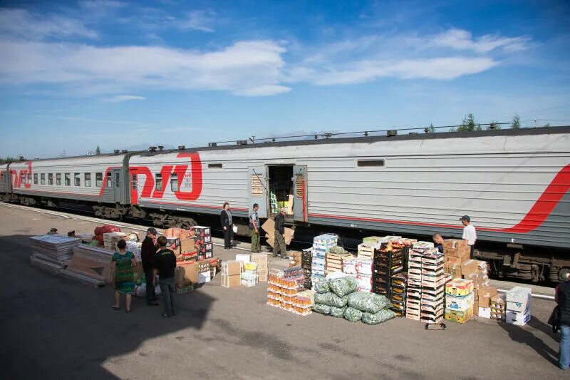 Вагон багаж. Багажный вагон. вагон с продуктами. погрузка в багажный вагон. багажный вагон в пассажирском поезде.