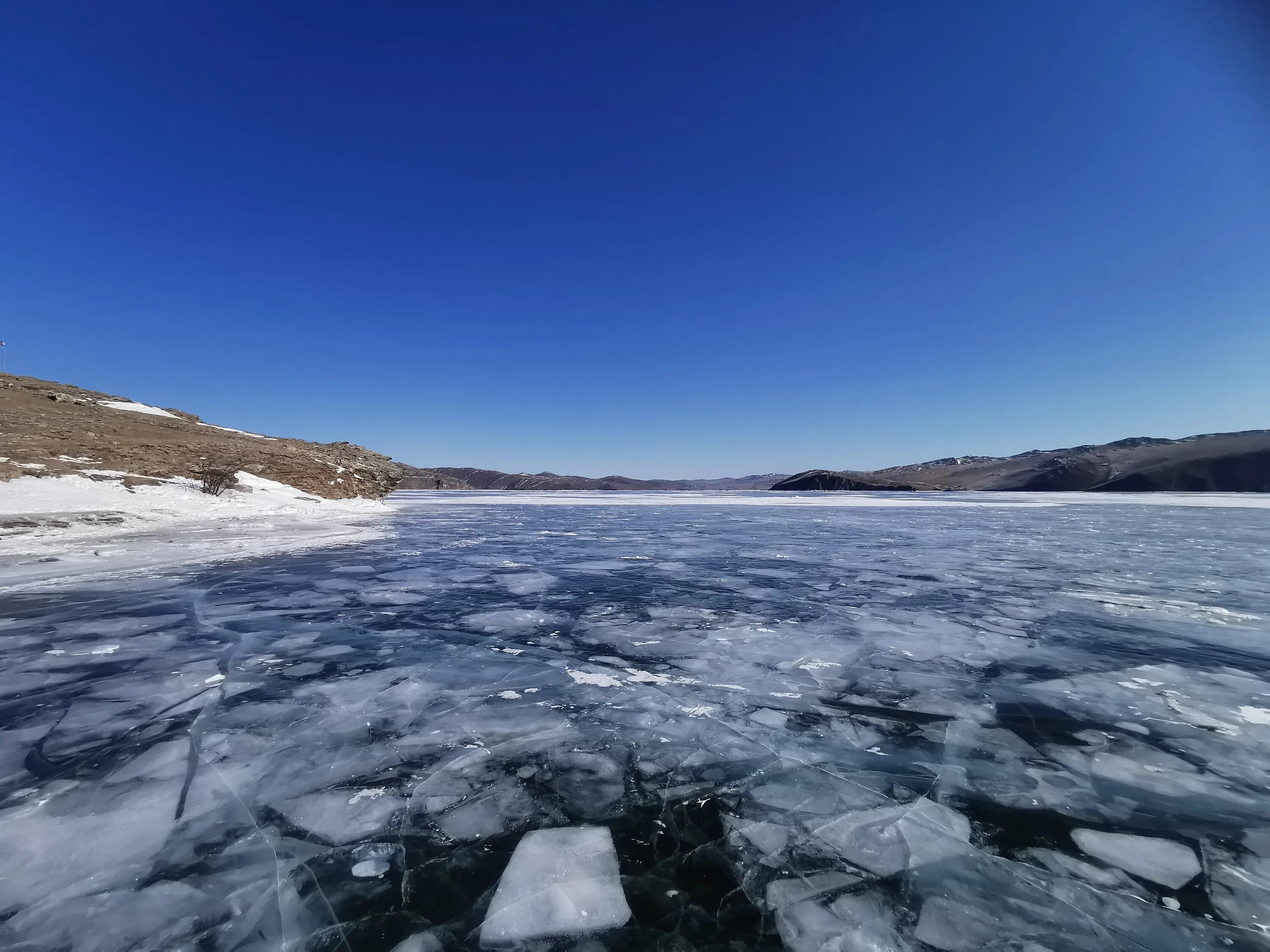 Мелкий лед на воде 4. Большой галаустный зимой Голоустный Байкал 2024. Грязный Байкал 2024. Поездка на Байкал 2024 лето. Танхой Байкал 2024 фото видео.