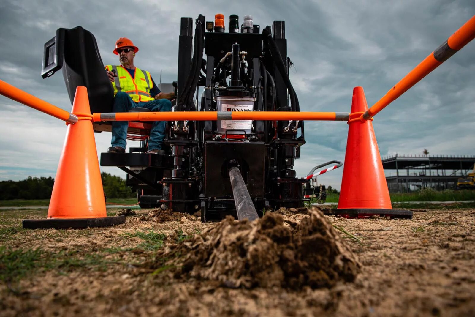 Горизонтальное бурение работа. ГНБ И ННБ. Горизонтальное бурение ditch Witch. Горизонтально направленное бурение ГНБ. Буровая колонна ГНБ.