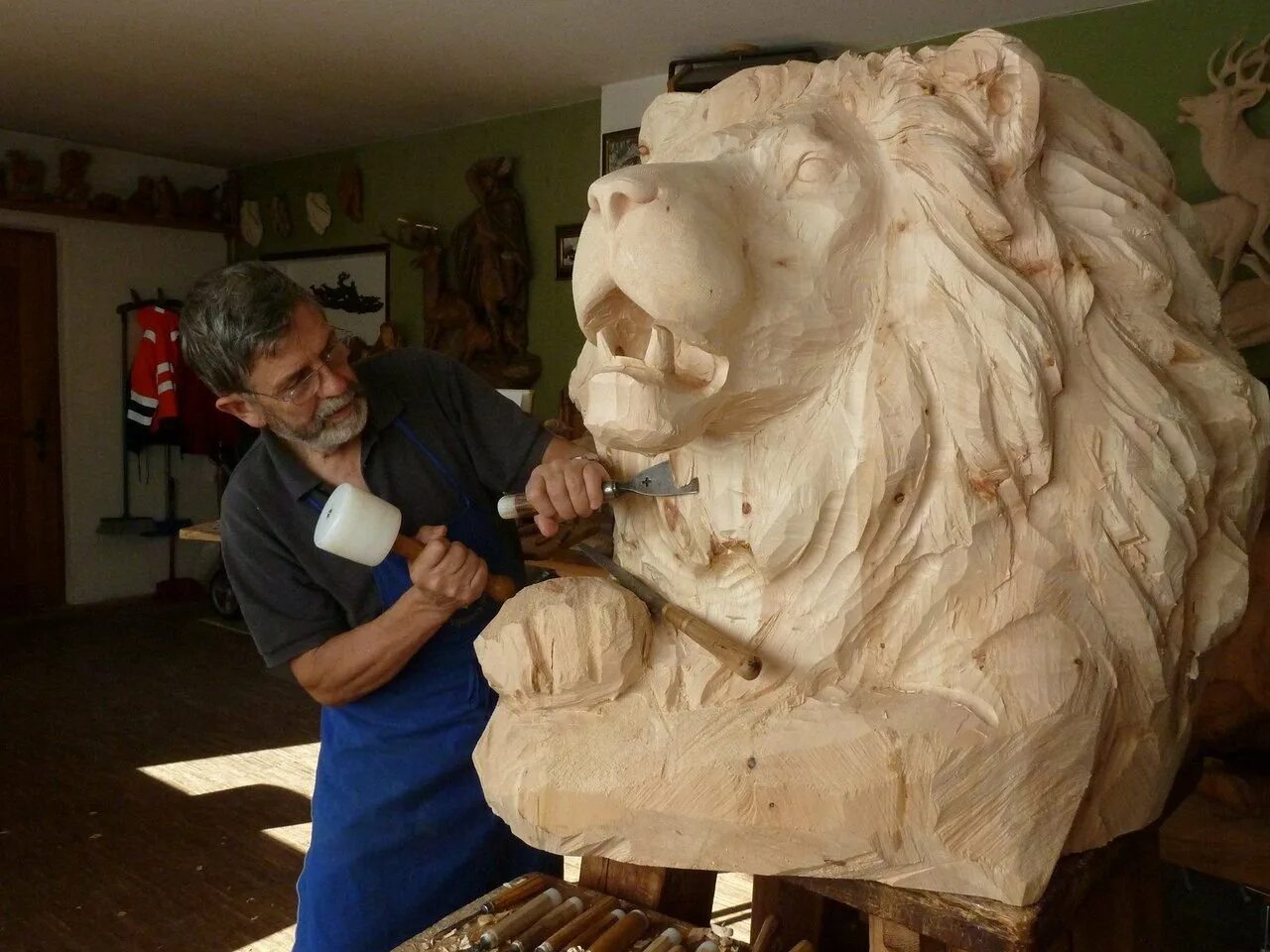 Выполнить скульптуру. Фредерик шторк скульптура. Статуя конора макгрегора. Скульптор / roberto manzano. Фрэнсис грей скульптор.