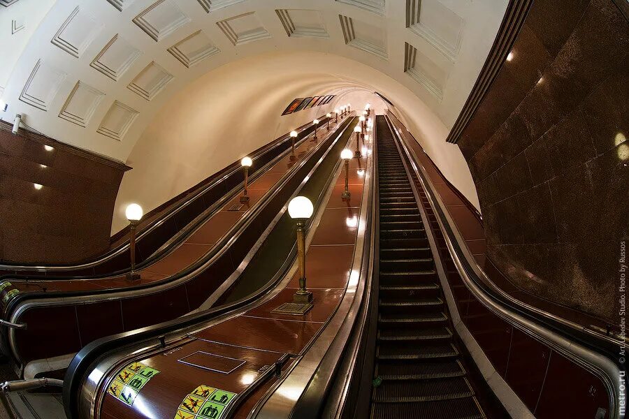 Эскалатор метрополитена безопасность. Красные ворота метро эскалатор. Эскалатор на станции метро красные ворота. Станция Маяковская эскалатор.