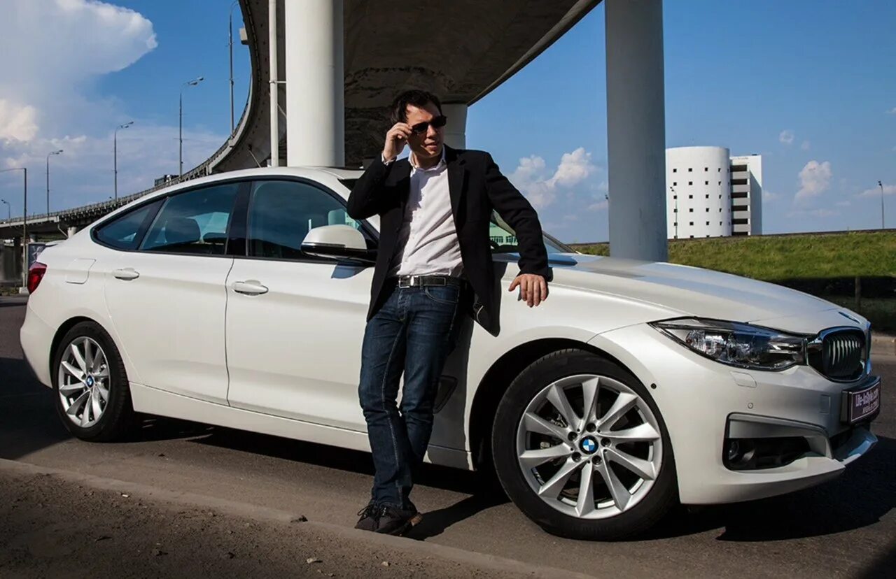 Мужчина около машины. 5 селфи. Бмв ресторатора. Парень на тойоте. Infiniti fx vettel edition.