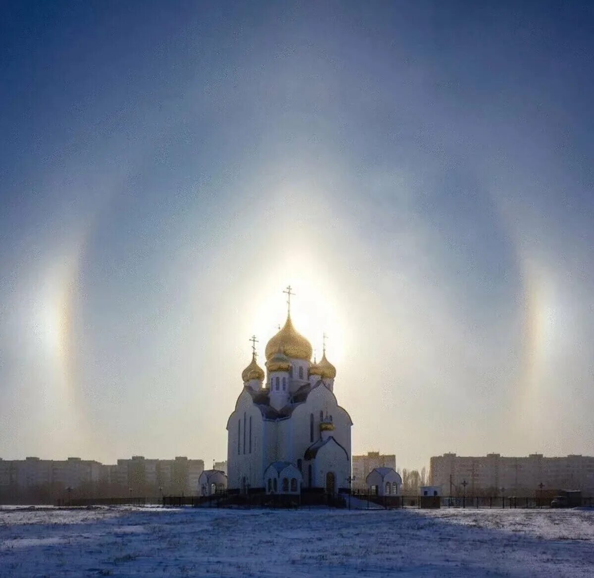 Небеса так чисты освещают нам дорогу. Солнечное гало Сергиева Лавра. Северное сияние солнечное гало. Гало Радуга вокруг солнца. Дзержинск храм гало.