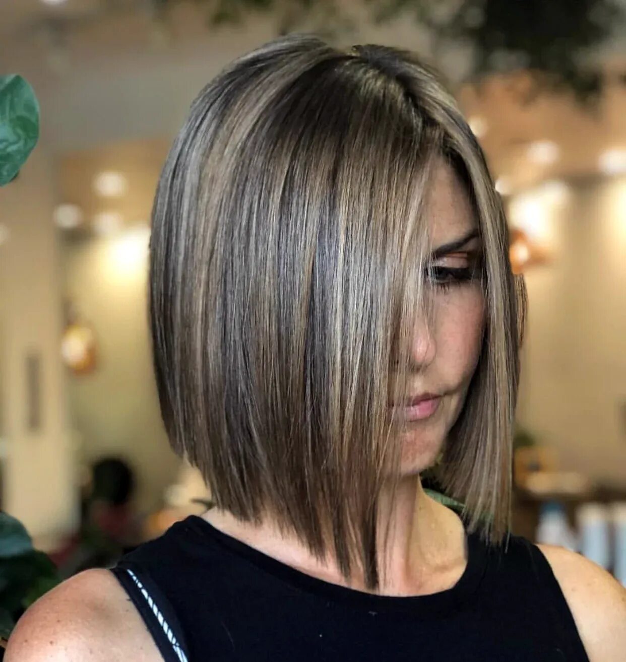 Классическое мелирование на каре. Мелирование волос на каре без челки. Стрижка длинное каре мелирование. Стрижка боб каре на средние мелированные волосы. Лонг боб стрижка.