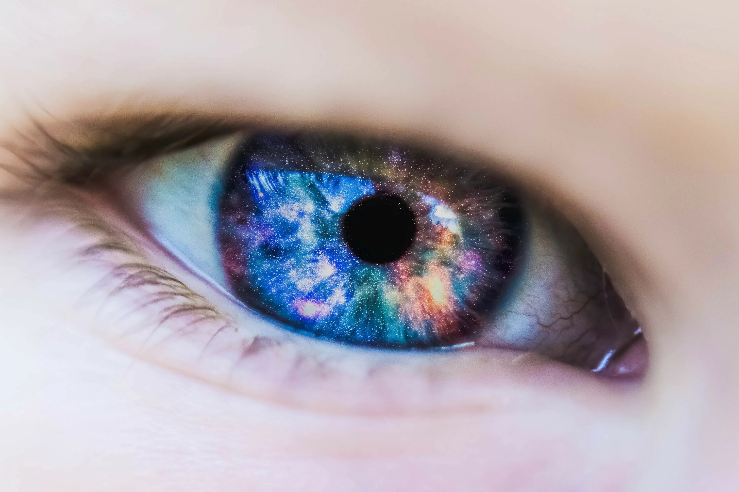 Разнообразие глаз. Цветные линзы гетерохромия. Голубые глаза. Радужные глаза. Красивые глаза.