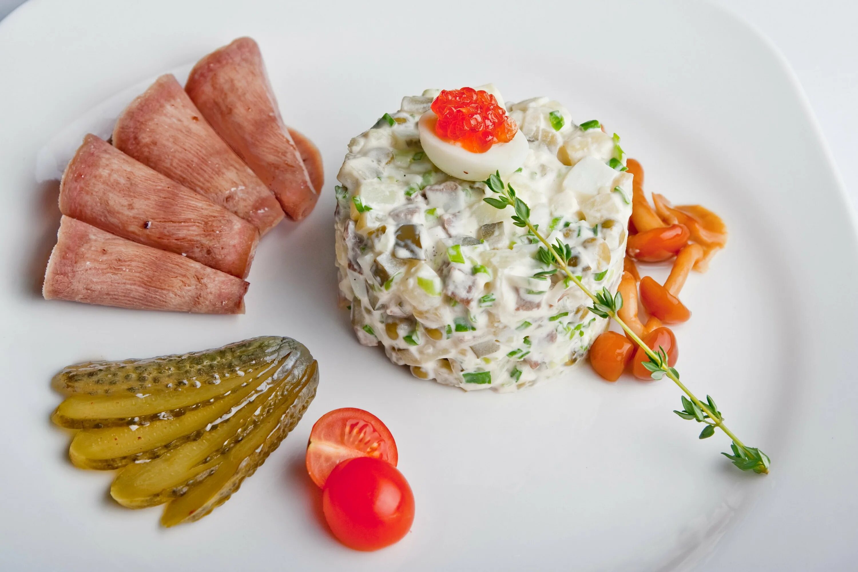 Оливье состав. Салат оливье 150 гр. Салат оливье классический. Как вкусно приготовить салат оливье. Как вкусно приготовить салат оливье.