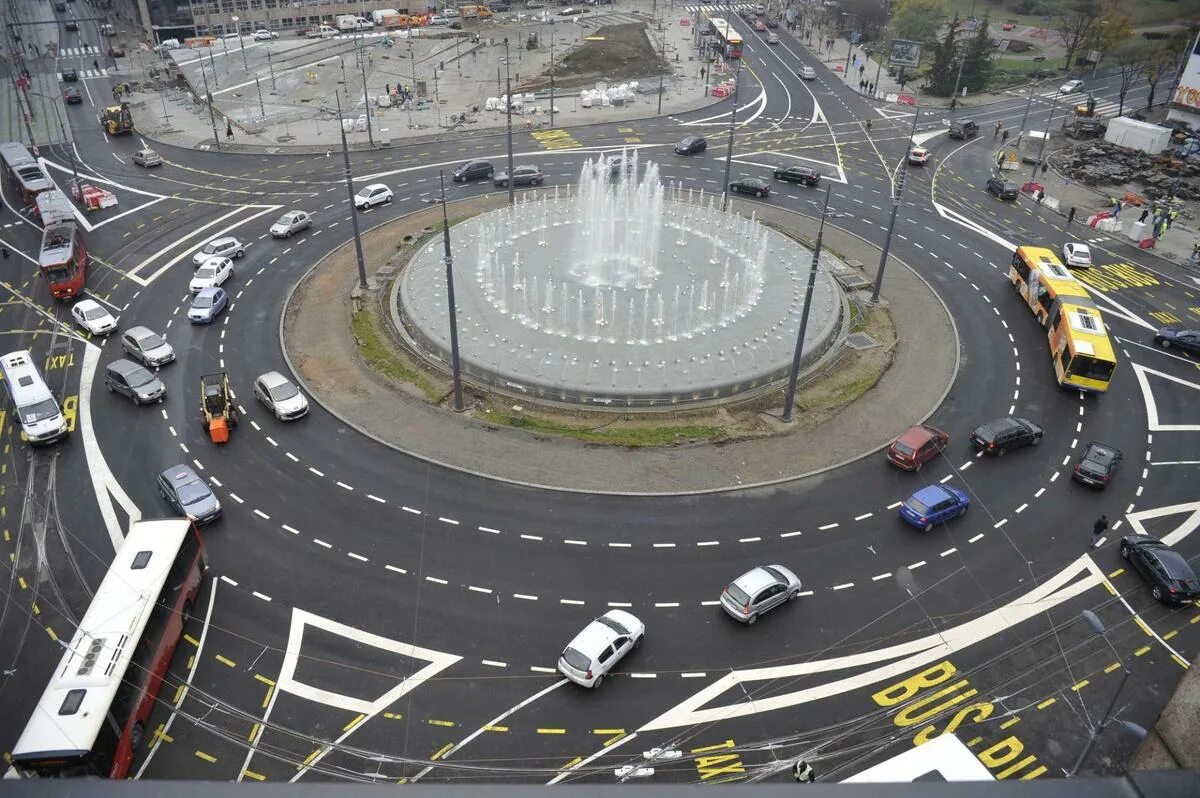 перекресток с круговым движением. благоустройство кругового движения. круглое движение. круговой перекресток. дорога с круговым движением.