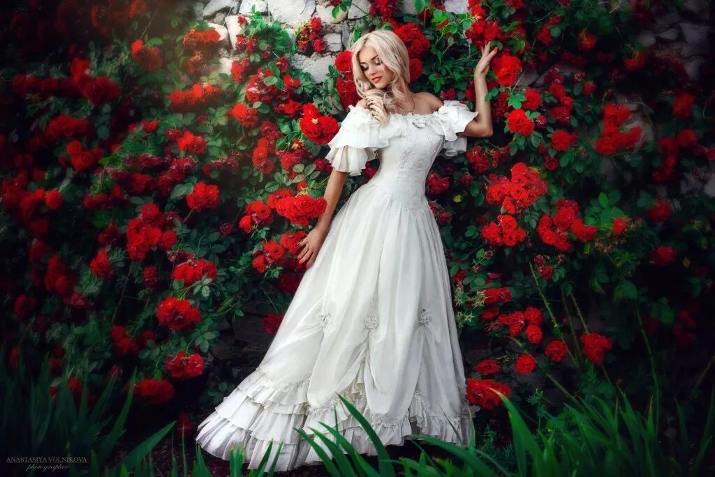 девушка в белом платье. девушка в белом платье. девушка в платье с букетом. девушка в венке. девушка в белом сарафане.