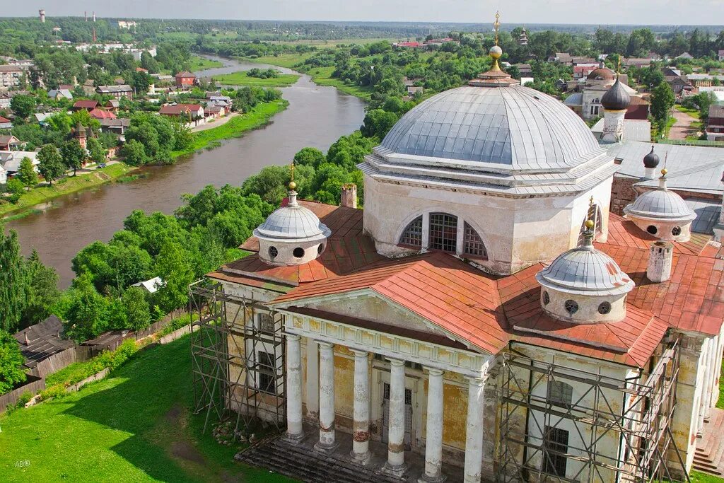 Новоторжский борисоглебский мужской монастырь. Торжок вид на Борисоглебский монастырь. Колокольня Борисоглебского монастыря Торжок.